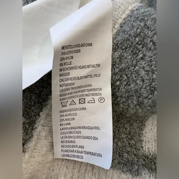 Prana
Reversible cardigan
Gray / white
Size small
Pit to pit 18” - Picture 5 of 7